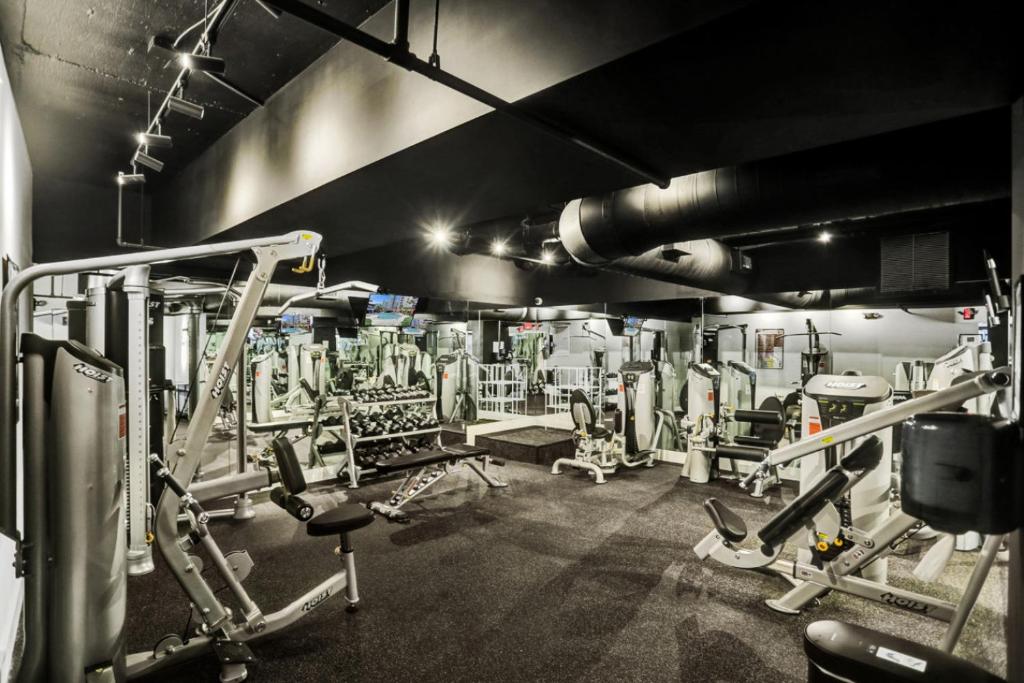 Fitness centrum a/nebo fitness zařízení v ubytování Luxury 2BD Penthouse with Beach Access and Resort Amenities PH6
