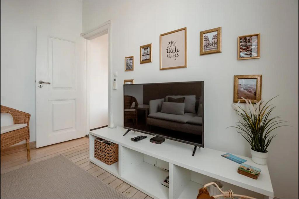 2 Bedroom Apartment with Great Transport Links to the Heart of Lisbon