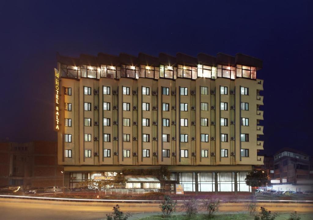 un gran edificio con luces encima en Balta Hotel, en Edirne