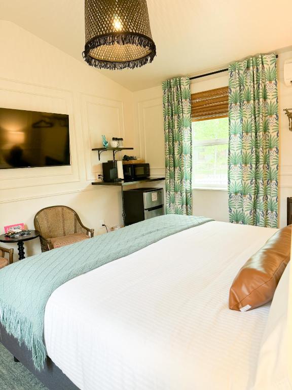 Postel nebo postele na pokoji v ubytování Swank Boutique Suites