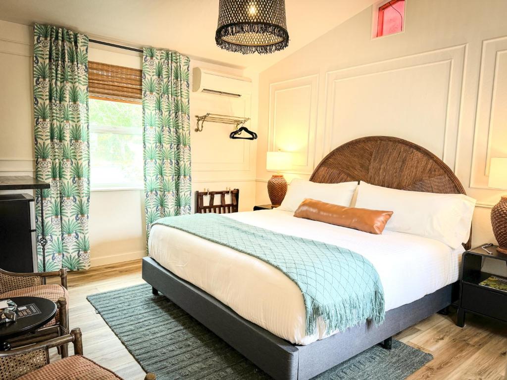 Postel nebo postele na pokoji v ubytování Swank Boutique Suites