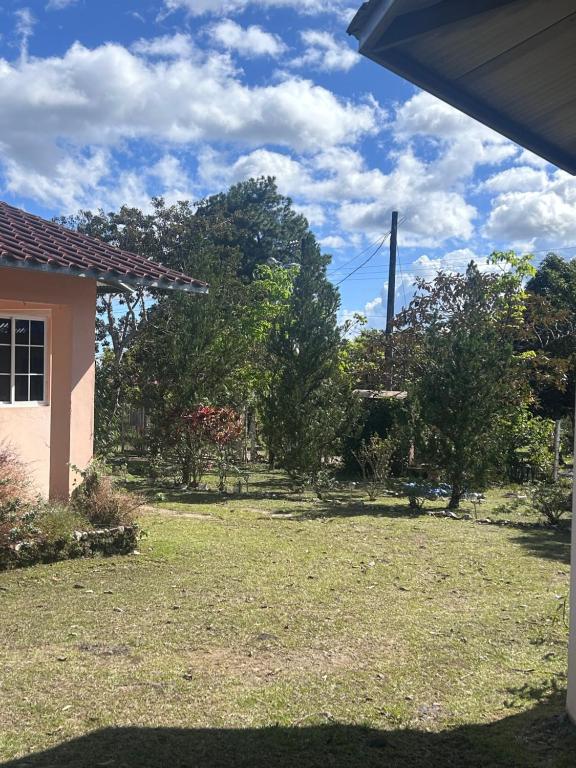 Jardín al aire libre en Linda Vista Cabins