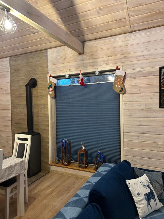 Posezení v ubytování Mazury Dom Oluś nad jeziorem Sasek Wielki z gorącą balia z funkcją jakuzzi