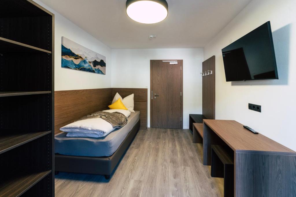 Postel nebo postele na pokoji v ubytování Roadhotel Vinschgau
