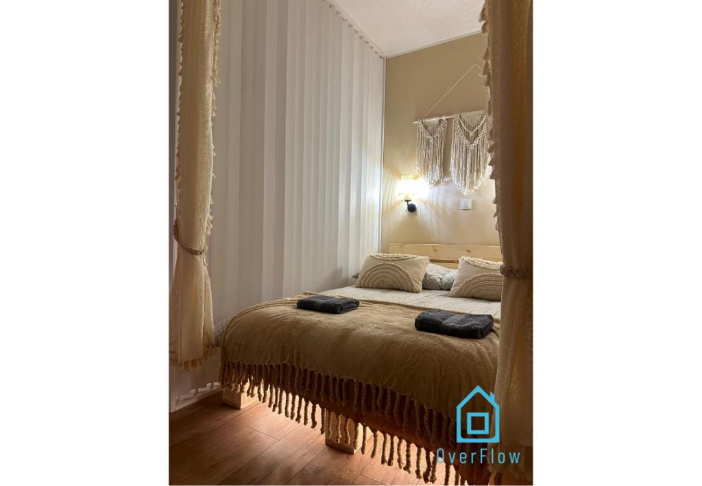 Postel nebo postele na pokoji v ubytování Bohos Apartment -2 min to City Center Gdynia & Seaside
