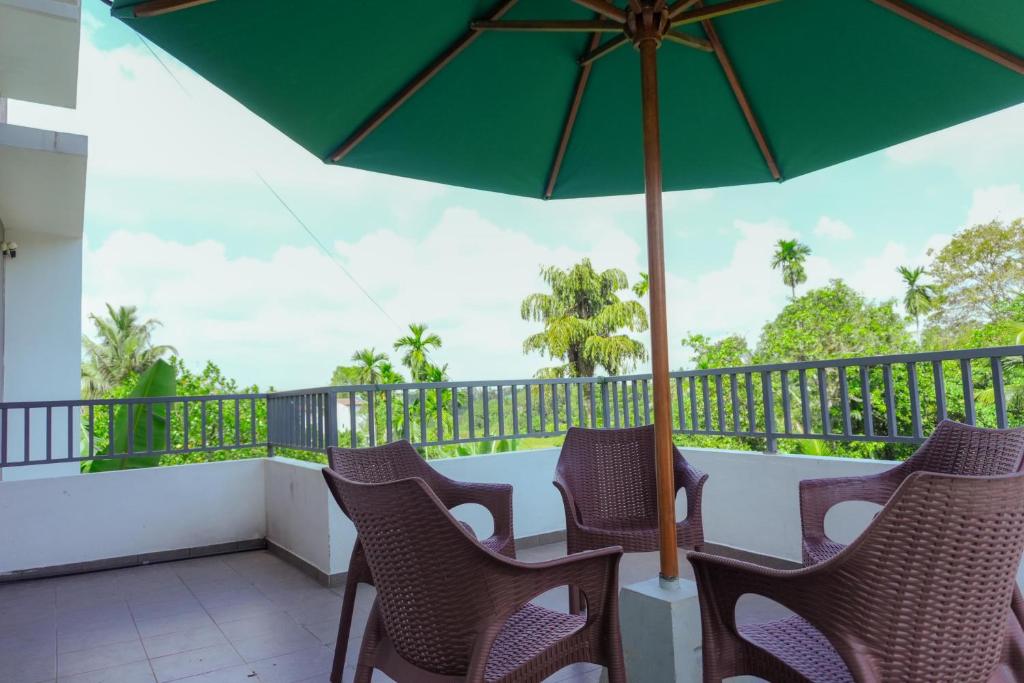 Balkón nebo terasa v ubytování Spacious Eco House with Garden and Scenic Paddy View Colombo