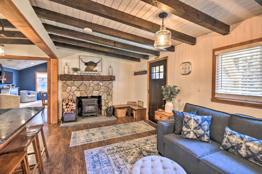 Χώρος καθιστικού στο Lake Winnipesaukee Getaway with Private Beach Access