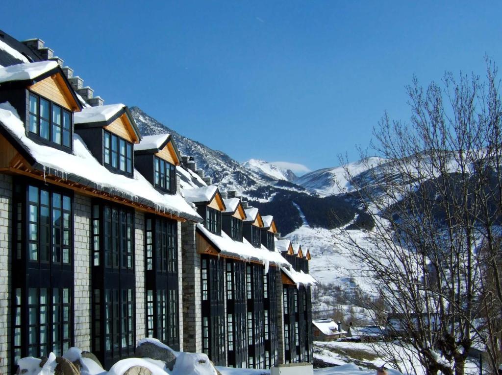 Nespecifikovaný výhled na hory nebo výhled na hory při pohledu z aparthotelu
