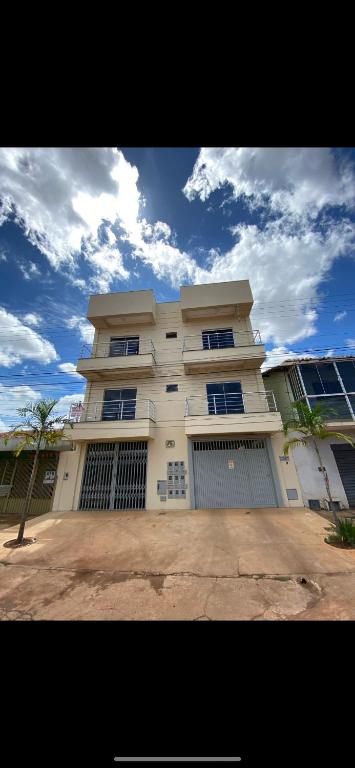 a large white building with a lot of windows at Apartamento Palmeira Espaço Conforto e Conectividade em Formosa in Formosa