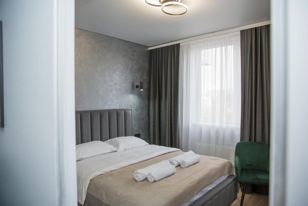 Stylish 2BR Flat with Balcony & Workspace