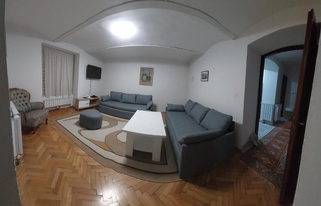 un soggiorno con un divano e un tavolo di Apartment Splitska a Sarajevo