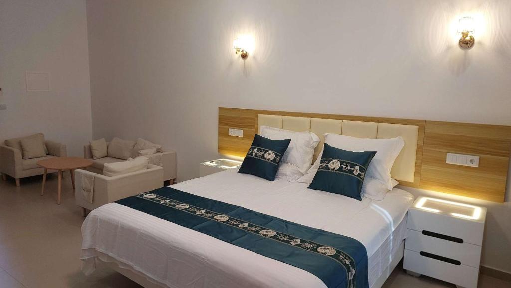 Postel nebo postele na pokoji v ubytování Lily holiday hotel