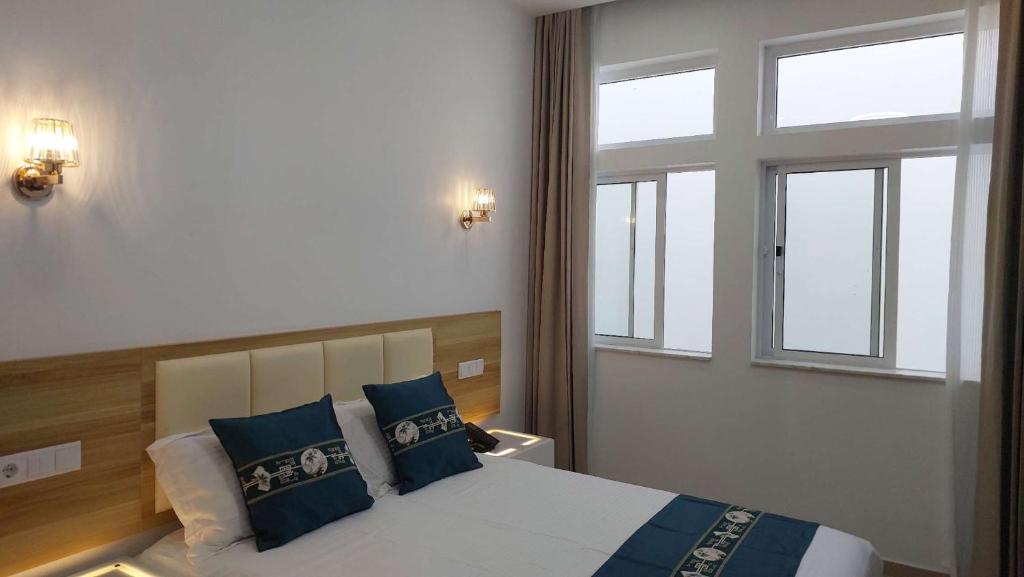 Postel nebo postele na pokoji v ubytování Lily holiday hotel