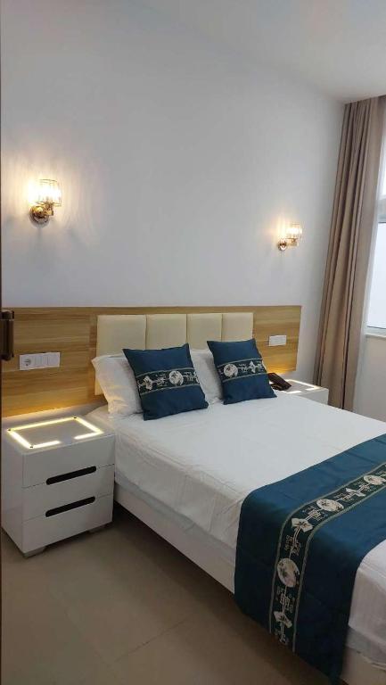 Postel nebo postele na pokoji v ubytování Lily holiday hotel