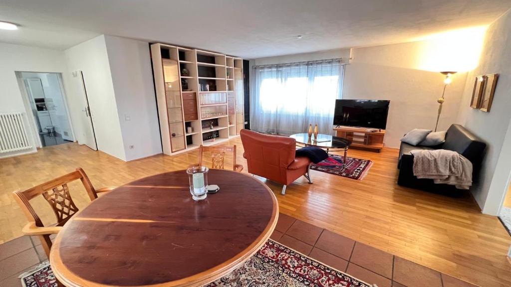 TV a/nebo společenská místnost v ubytování Die Wohnung 1