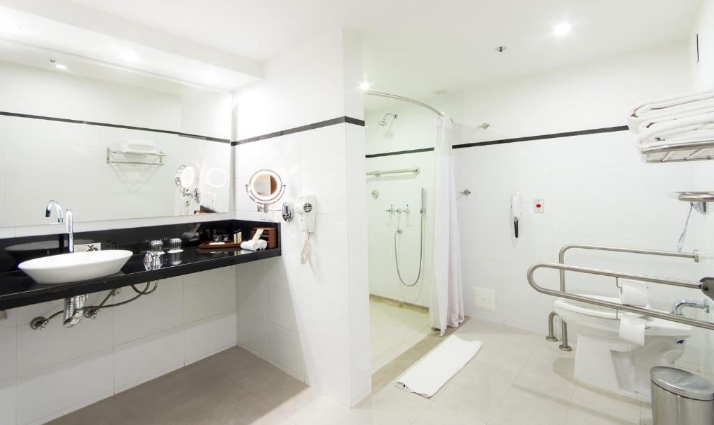 Koupelna v ubytování Tequendama Suites Bogota