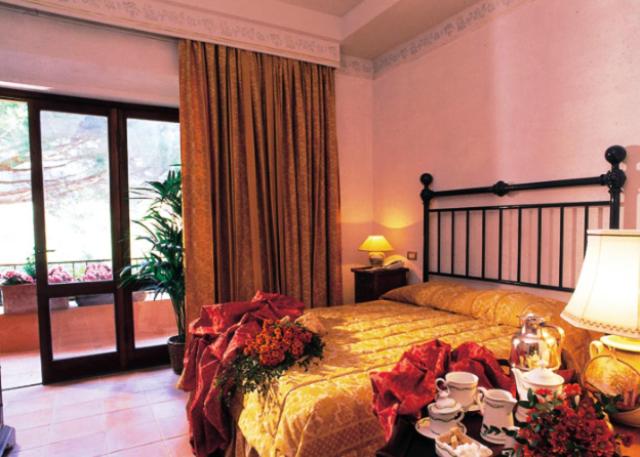 A bed or beds in a room at Hotel La Locanda Dei Ciocca