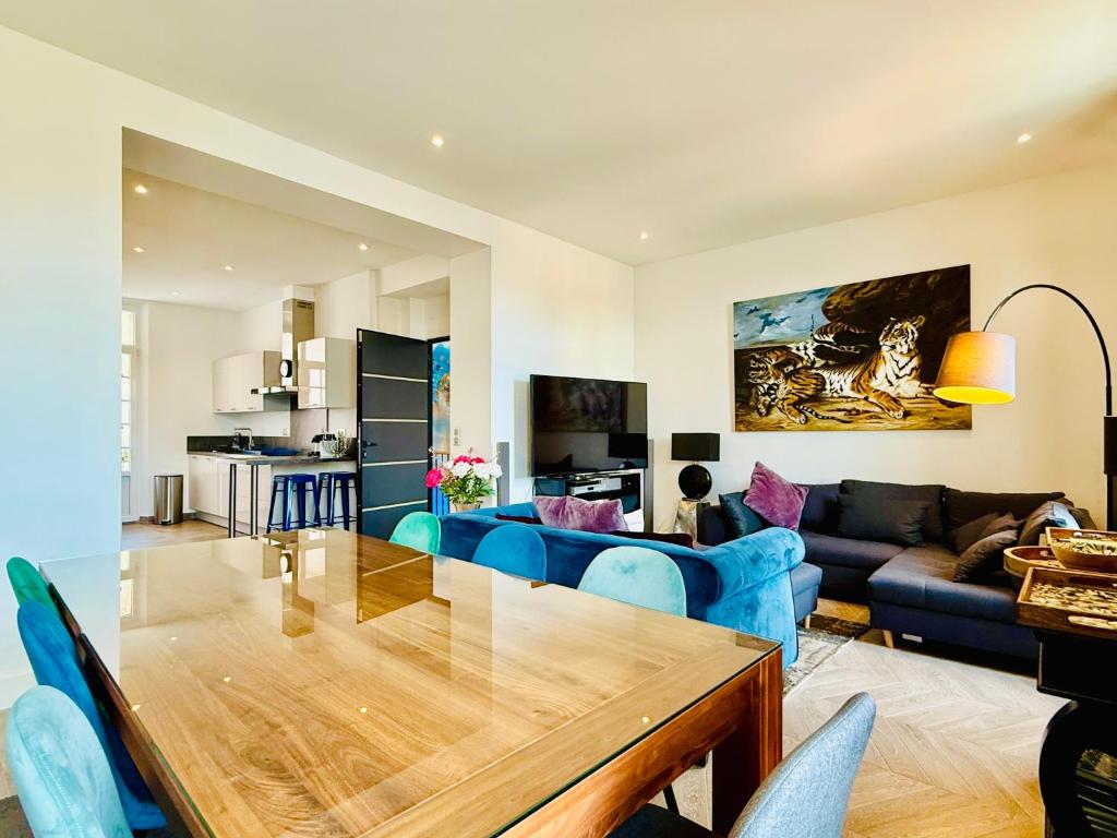 un salon avec un canapé bleu et une table dans l'établissement Superbe Villa - Cannes Centre -Proche Palais des Festivals et Plages, à Cannes