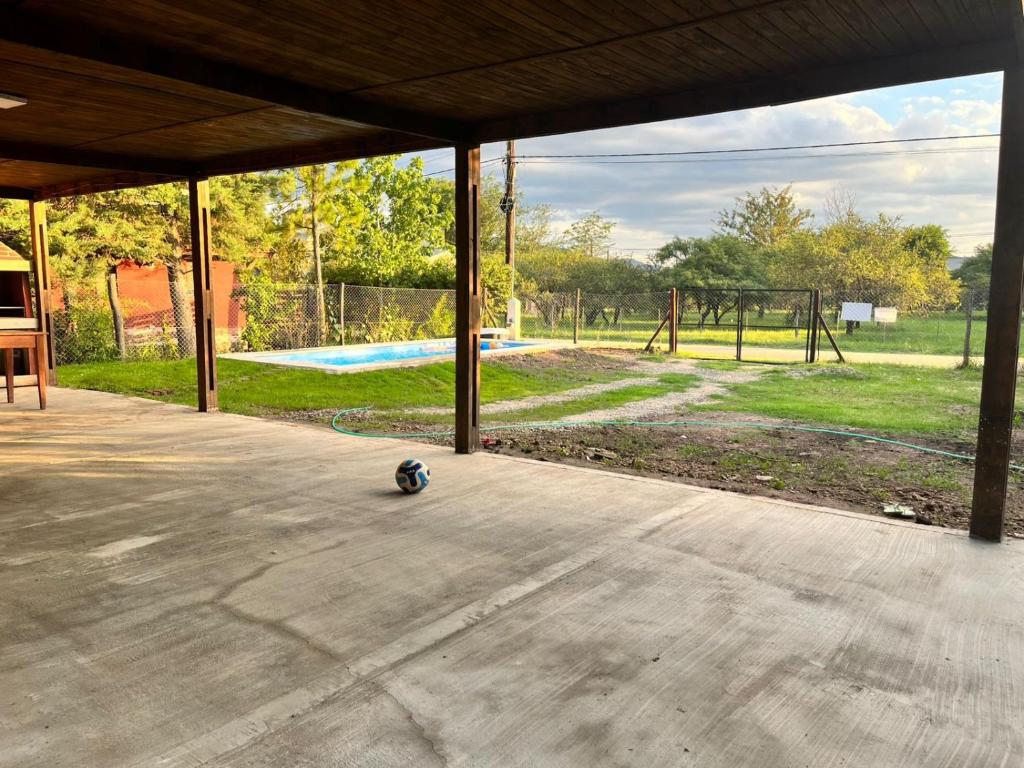 eine Fußballkugel auf dem Boden in einem Pavillon in der Unterkunft Adonay VGB in Villa General Belgrano