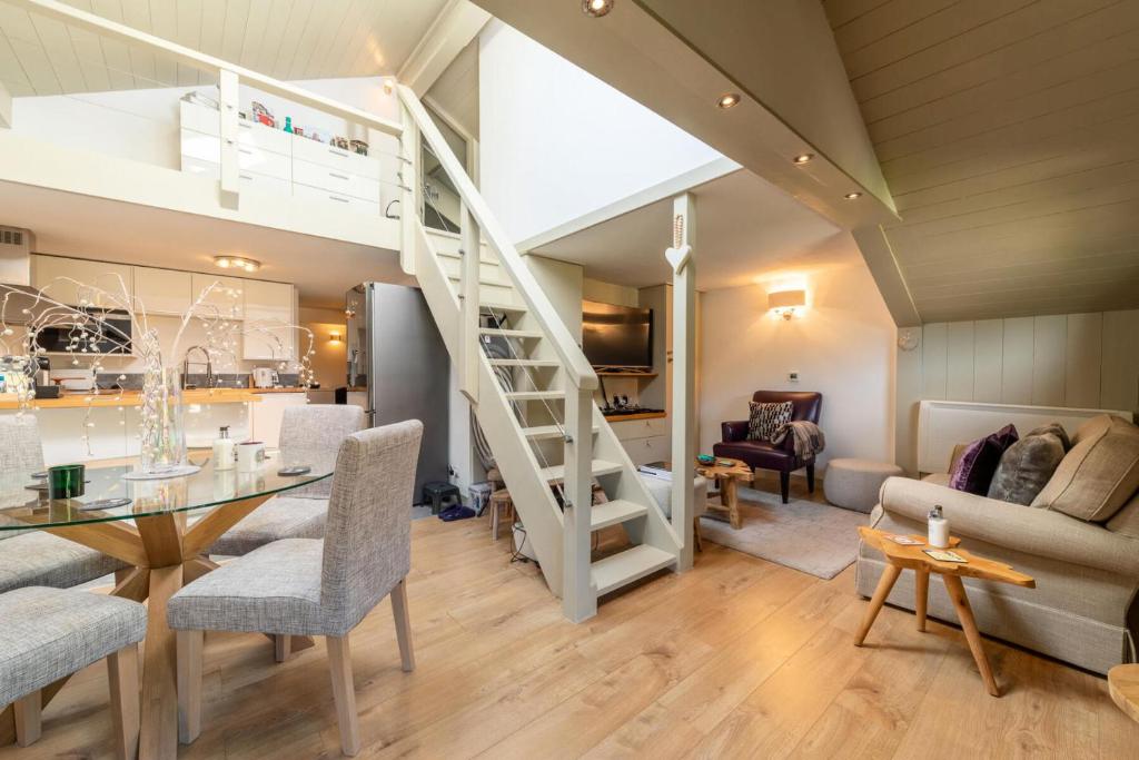uma sala de estar com uma escada em espiral num loft em Résidence Bergerie Des 3 Vallees C - Joli appartement 3 pièces 4 personnes situé sur Les Allues dans un quartier calme MAE-7391 em Les Allues