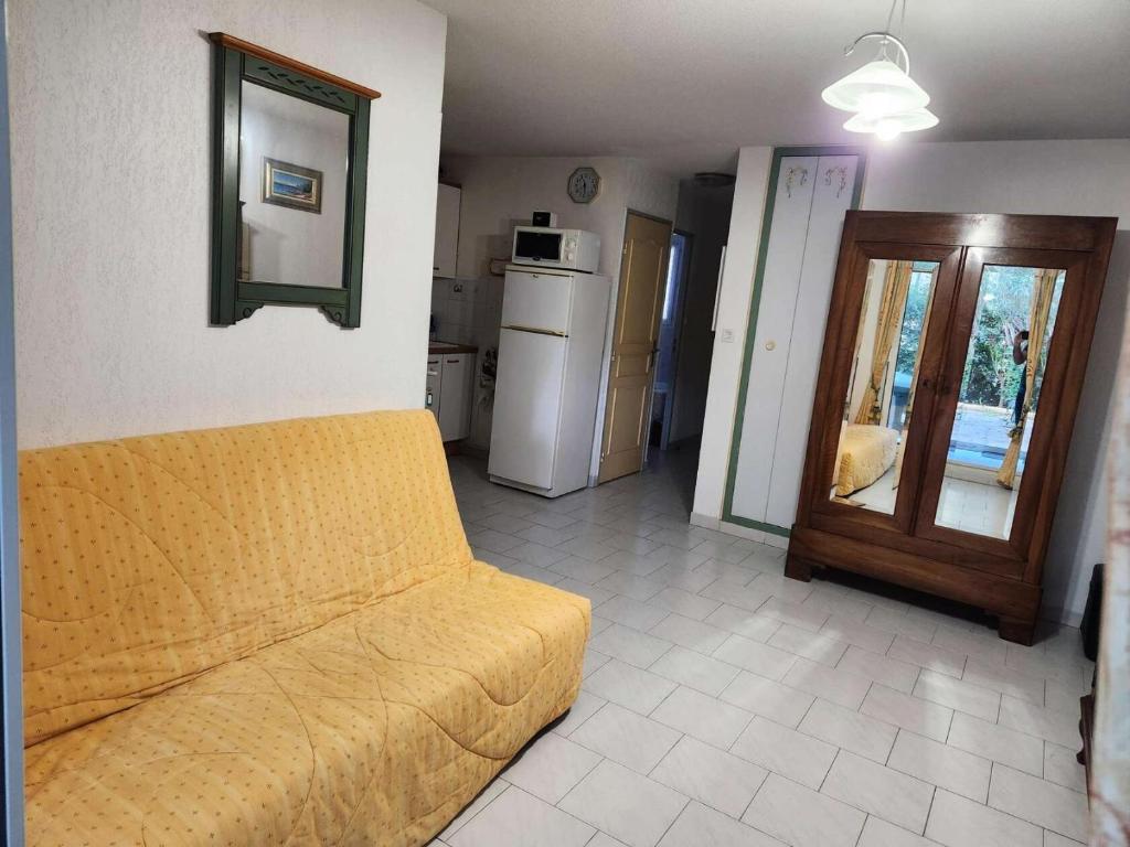 un salon avec un canapé et une cuisine dans l'établissement Résidence Mimosas - Appartement T3 de 5 couchages dans un domaine arboré de la Coudoulière MAE-4521, à Six-Fours-les-Plages