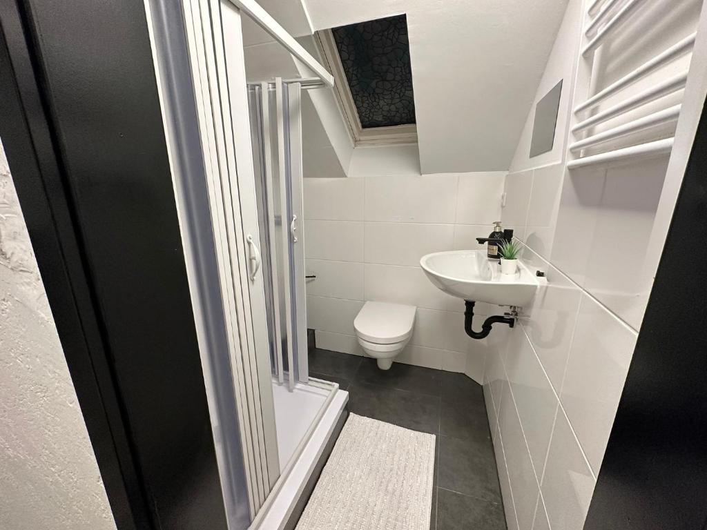 uma pequena casa de banho com WC e lavatório em Smile Apartment em Duisburgo