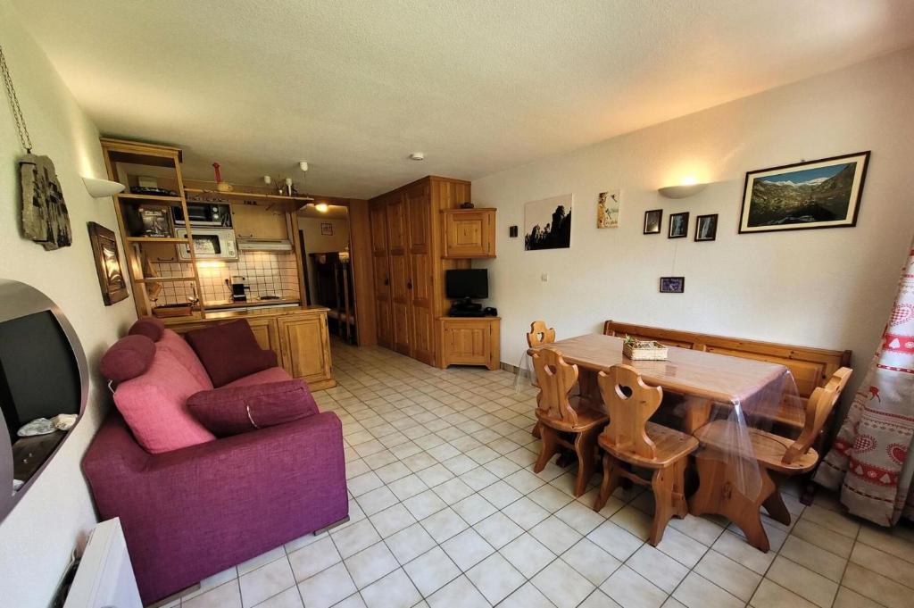 - un salon avec une table et un canapé violet dans l'établissement Résidence Le Soliet I - Studio pour 4 Personnes MAE-7821, à Bessans