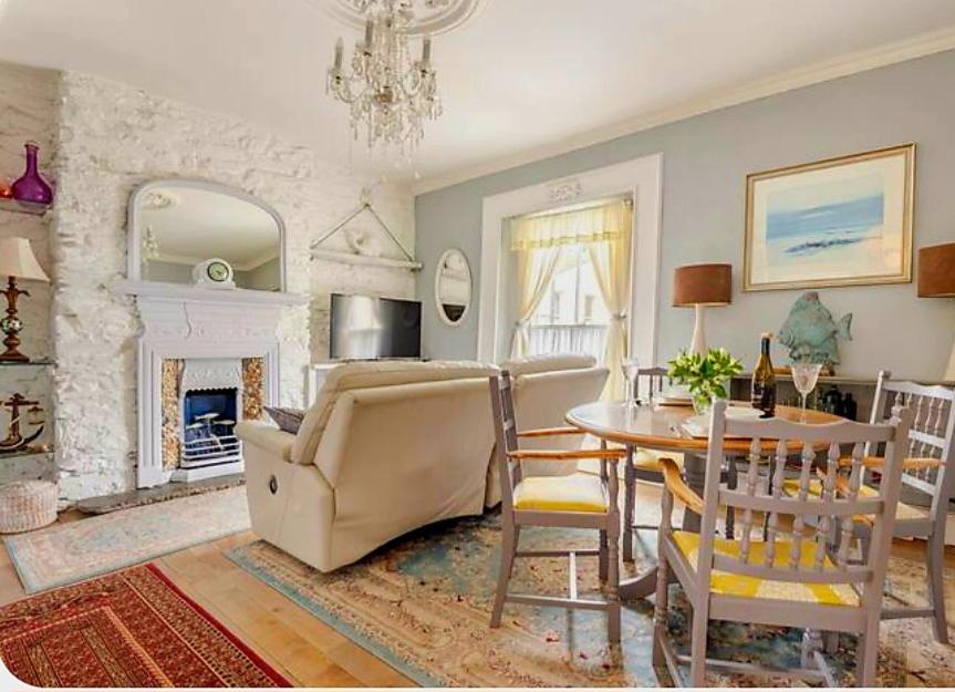 una sala de estar con un sofá y una mesa en Seahorse, en Dartmouth