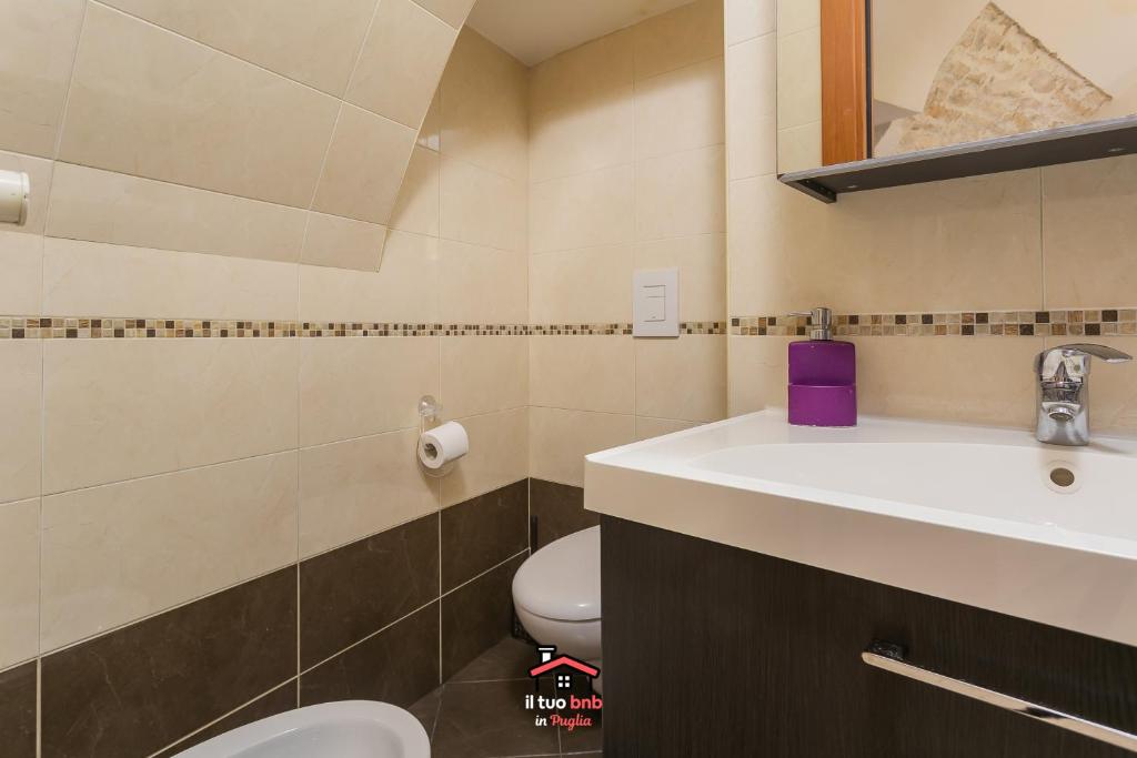 A bathroom at Just Music House bnb,typical,15min airport & beach