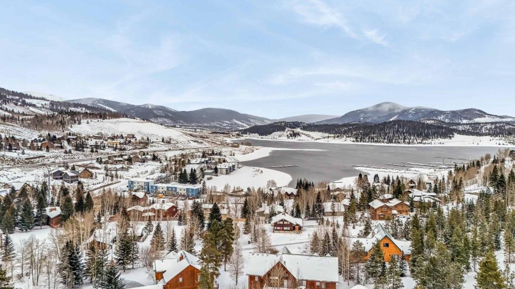 une ville couverte de neige avec une rivière et des montagnes dans l'établissement Dillon Retreat with Lake Views and Private Hot Tub, à Dillon