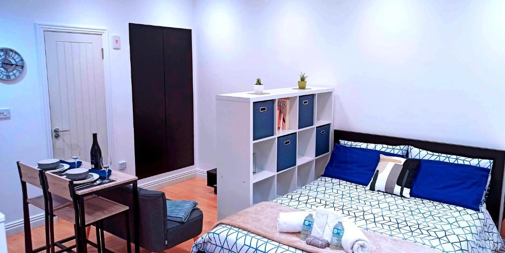 En eller flere senge i et værelse på Suffolk Cosy Corner with free parking, 10min walking to town centre