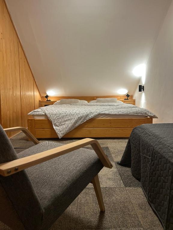 Postel nebo postele na pokoji v ubytování Domcek v strani