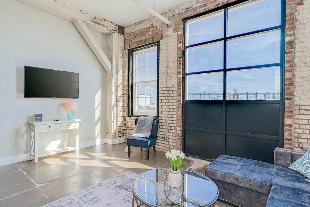 Μια τηλεόραση ή/και κέντρο ψυχαγωγίας στο The Speakeasy Downtown Newport News