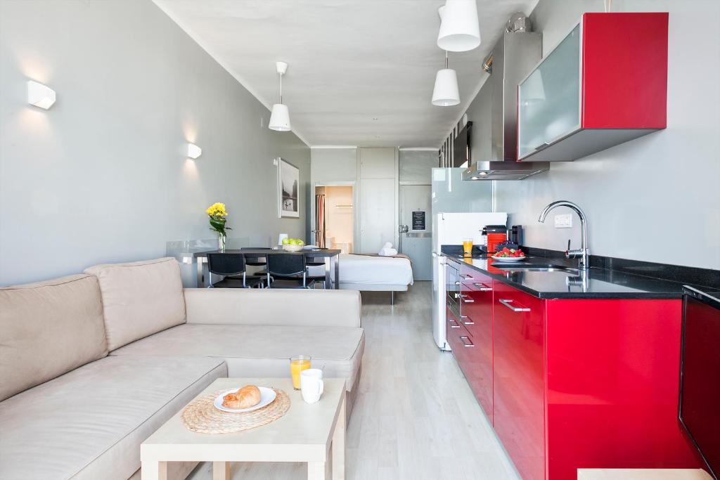 Kuchyňa alebo kuchynka v ubytovaní Fira Apartments by gaiarooms
