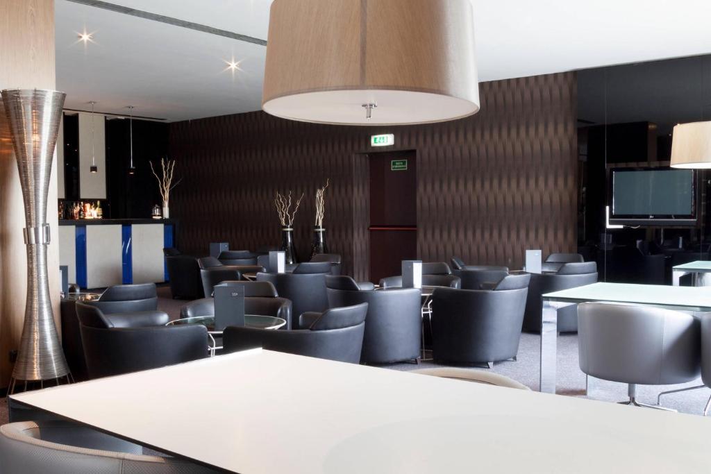 Posezení v ubytování AC Hotel Brescia by Marriott