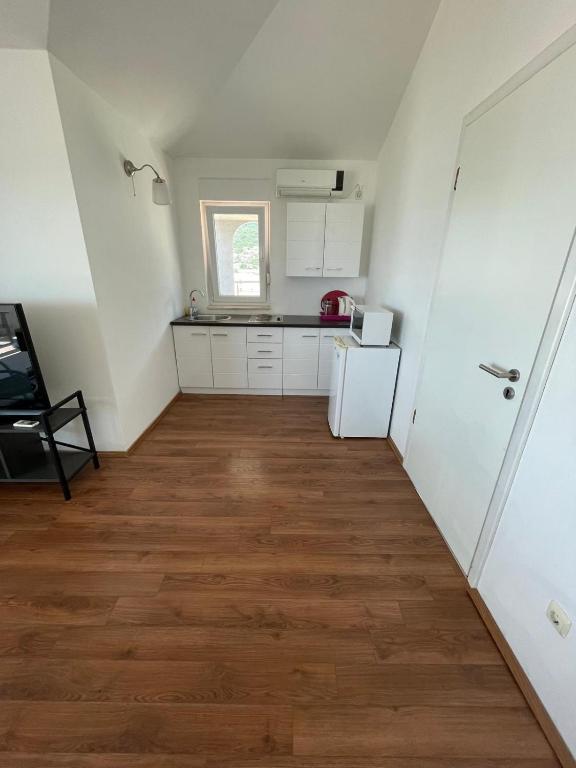 A kitchen or kitchenette at Villa Dobre Vode
