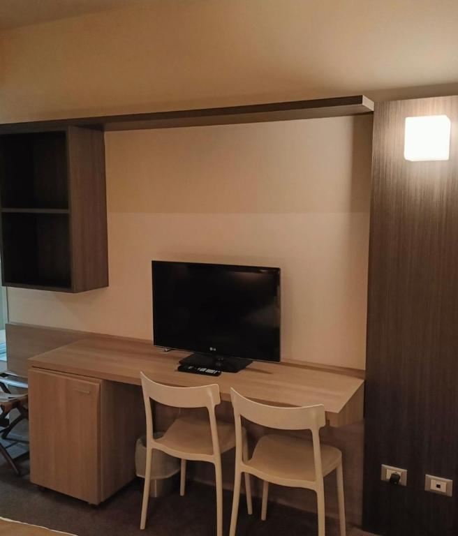 Telewizja i/lub zestaw kina domowego w obiekcie HLL Hotel Lungolago Lecco-Como Lake