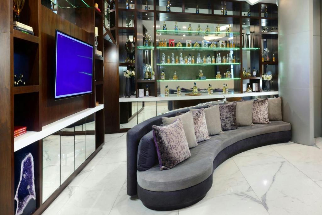 TV a/nebo společenská místnost v ubytování Hotel Guadalajara Country Club by HNF