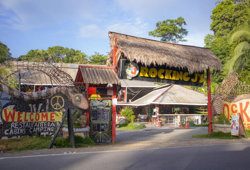 un edificio con un cartel delante en Rocking J&#39;s, en Puerto Viejo