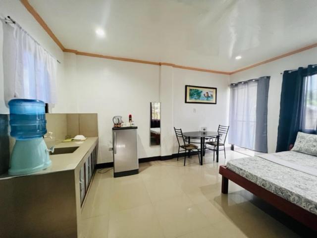 Postel nebo postele na pokoji v ubytování DRB Siargao Apartments