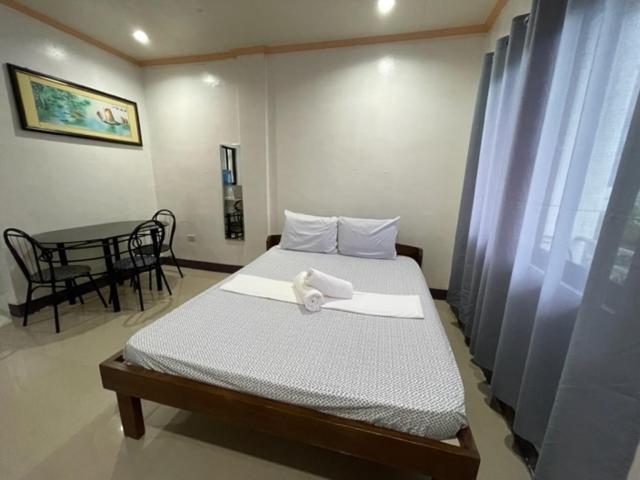 Postel nebo postele na pokoji v ubytování DRB Siargao Apartments