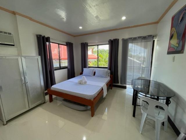 Postel nebo postele na pokoji v ubytování DRB Siargao Apartments