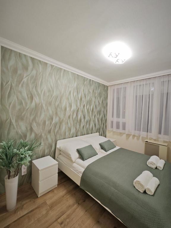 Postel nebo postele na pokoji v ubytování Central Greatforest Apartman