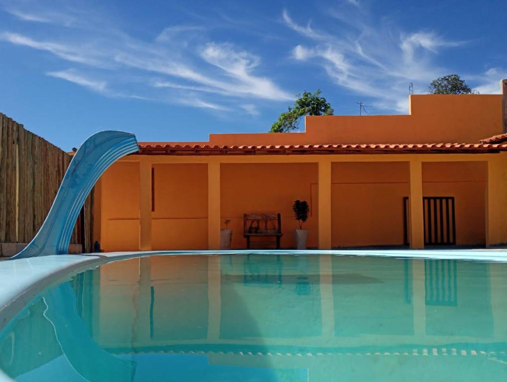 ein Swimmingpool vor einem Haus in der Unterkunft Chalé Vitória 1- Rancho dos 7 in Arapeí