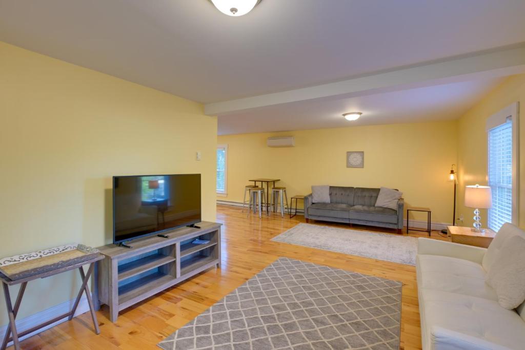 un soggiorno con una grande TV a schermo piatto di Walk to Sorrento Town Dock Pet-Friendly Apartment a Sorrento