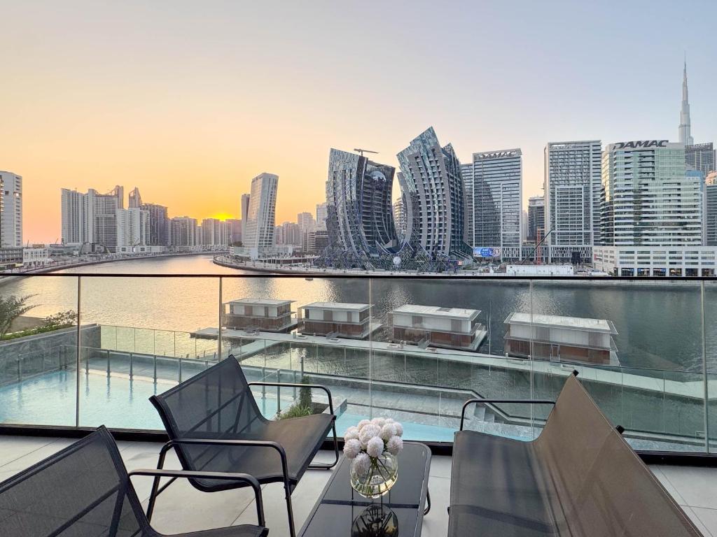sunset-view-overlooking-burj-khalifa-and-canal-view-dubai-updated