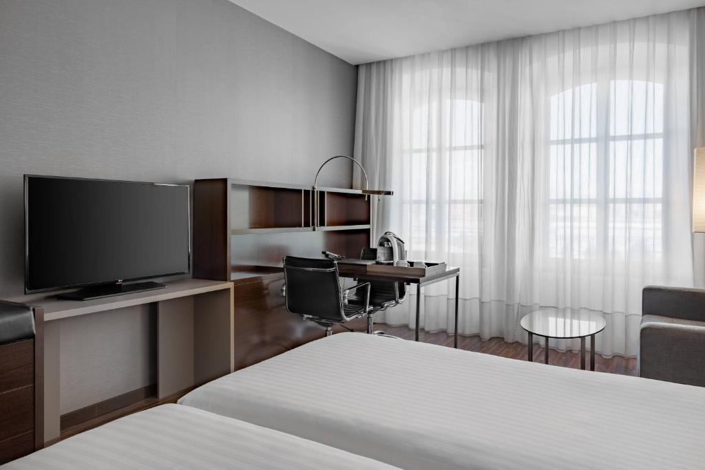 TV a/nebo společenská místnost v ubytování AC Hotel Torino by Marriott