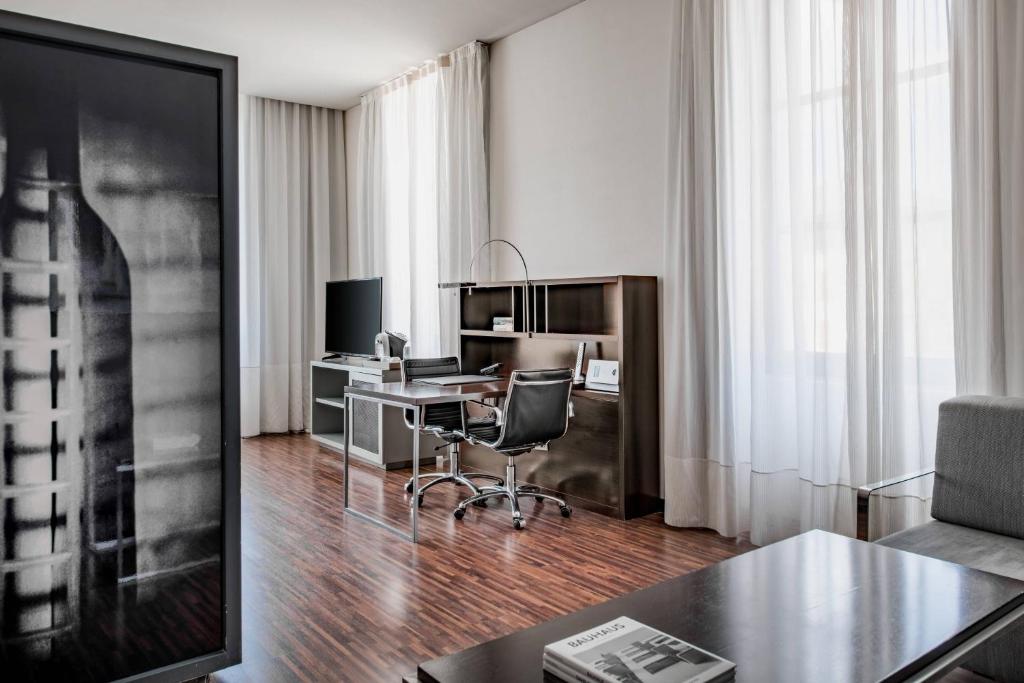 TV a/nebo společenská místnost v ubytování AC Hotel Torino by Marriott