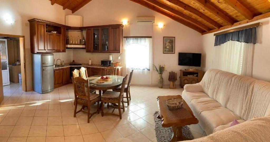 Kuchyň nebo kuchyňský kout v ubytování Apartments by the sea Milna, Vis - 8896