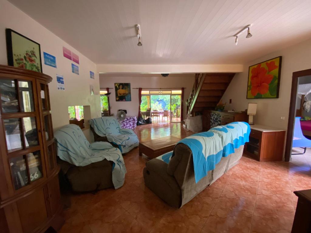 a living room with two chairs and a table at Fare Om in Pihaena